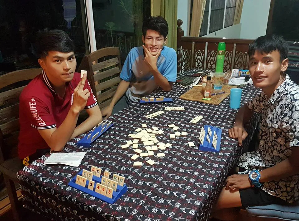 Kaow playing Rummikube with housemates